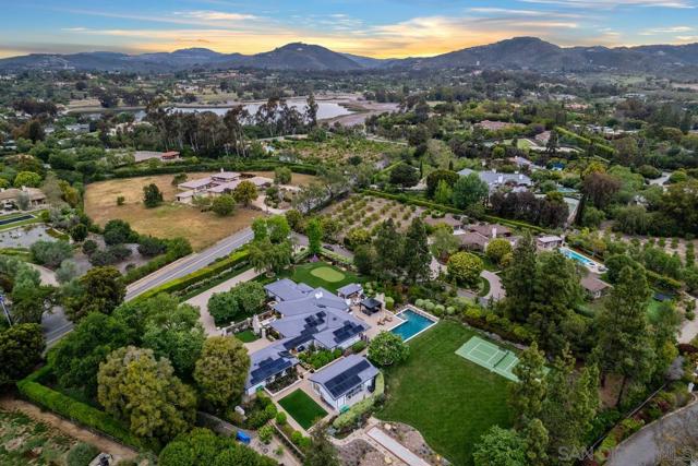 6351 Lago Lindo, Rancho Santa Fe CA: https://media.crmls.org/mediaz/935e8a04-c9a5-4211-966a-e88589e226aa.jpg
