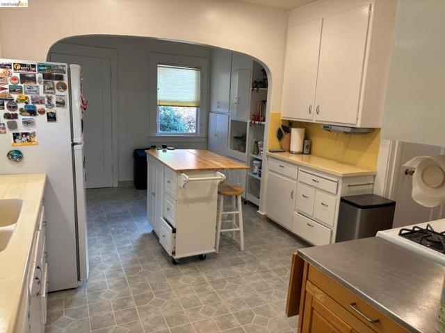 1024 Elsinore Ave, Oakland CA: https://media.crmls.org/mediaz/93606a4e-38a7-4bae-8aa0-657f5be55f50.jpg