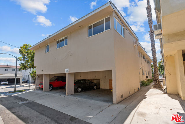 272 S Doheny Drive, Beverly Hills CA: https://media.crmls.org/mediaz/93606c53-3d4a-42eb-84c8-7f3d0e1a7edc.jpg