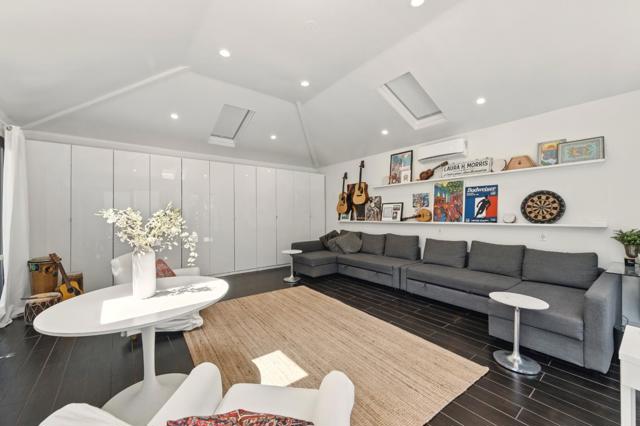 543 8th Avenue, Menlo Park CA: https://media.crmls.org/mediaz/93607cac-f025-4880-b2d7-83dcd4638c3d.jpg