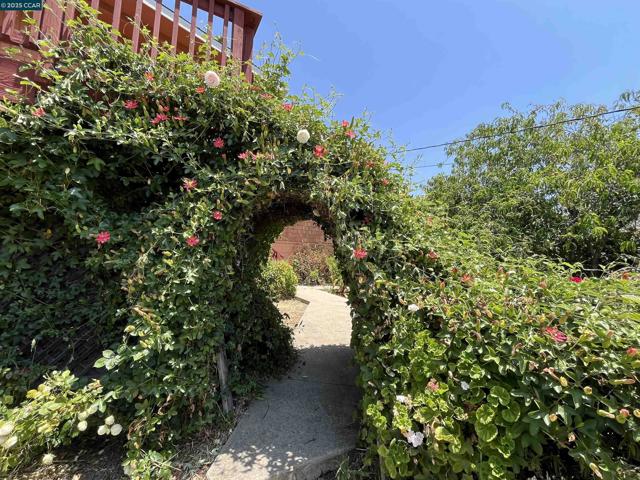 7618 Sunkist Dr, Oakland CA: https://media.crmls.org/mediaz/9360bd5b-65fb-43d7-88cd-172489a1e36b.jpg