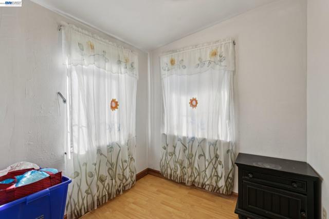 2514 21St Ave, Oakland CA: https://media.crmls.org/mediaz/9361c414-c01b-4e64-b0c9-5ecb53f1245a.jpg