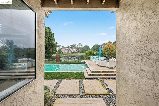 2127 Prestwick Dr, Discovery Bay CA: https://media.crmls.org/mediaz/9362a881-b68b-4cd3-8e79-b549fb21540d.jpg