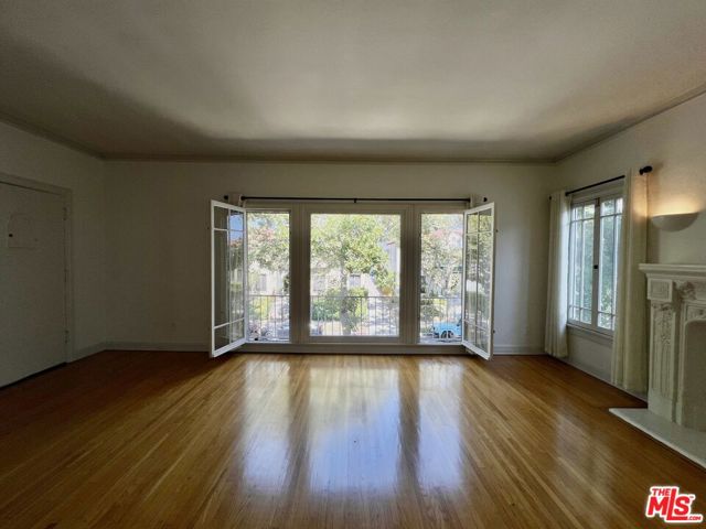 143 N Sycamore Avenue, Los Angeles CA: https://media.crmls.org/mediaz/936493ba-ca0d-4dd4-bc8f-6907a824eefe.jpg