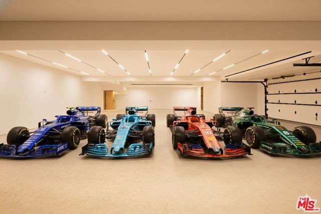 16187 Royal Oak Road, Encino CA: https://media.crmls.org/mediaz/9364a6da-585a-41a6-8e9f-0dcd6ae62914.jpg