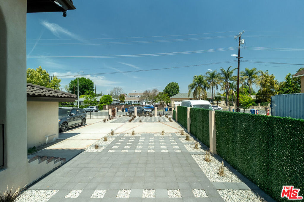 https://media.crmls.org/mediaz/93653605-21e6-4fa0-b3d4-5989fe73b0b2.jpg?preset=X-Large