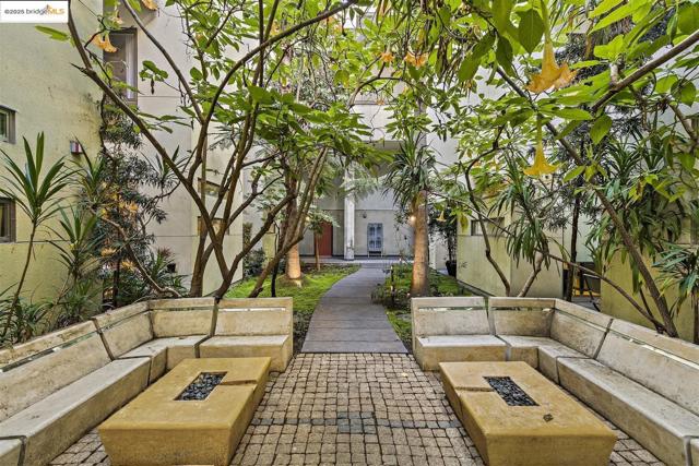 1201 Pine St, Oakland CA: https://media.crmls.org/mediaz/9365bd47-3773-40f1-a2a5-cf57bc19f065.jpg