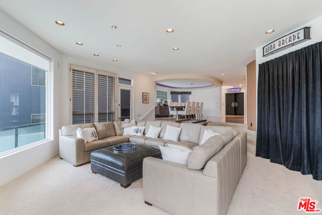 4611 Roma Court, Marina del Rey CA: https://media.crmls.org/mediaz/9365d404-69cc-4d4c-85ae-e7036dfca6a5.jpg