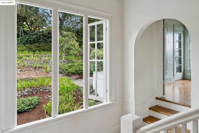 618 Boulevard Way, Piedmont CA: https://media.crmls.org/mediaz/9365f6f0-1379-45cf-b11f-801e19eb142e.jpg
