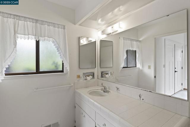 47 Bella Vista Ct, Diablo CA: https://media.crmls.org/mediaz/936762f9-d211-4176-8401-53909a929643.jpg