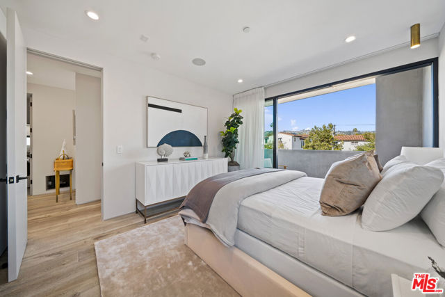 6660 Maryland Drive, Los Angeles CA: https://media.crmls.org/mediaz/93690dd2-ed97-40f7-885e-4a49c734d303.jpg