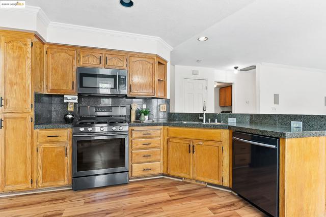 20 Goldmeadow Ct, Brentwood CA: https://media.crmls.org/mediaz/936a5fea-a6f8-460f-88bb-7719a33e88ef.jpg
