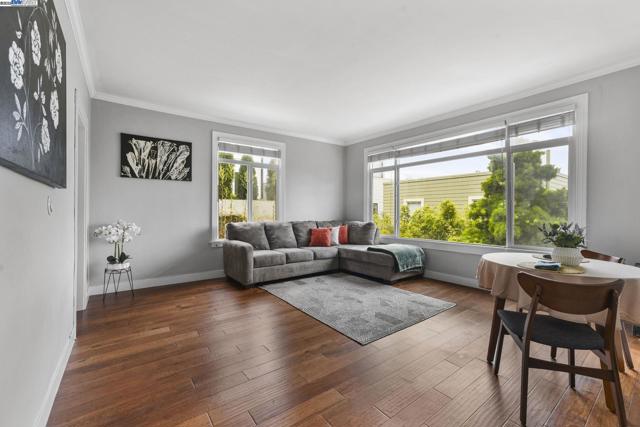 1925 Leavenworth St, San Francisco CA: https://media.crmls.org/mediaz/936c50ac-af7e-4011-9cbb-81d2e925761e.jpg