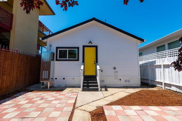1276 64Th Ave, Oakland CA: https://media.crmls.org/mediaz/936dd83b-3dd7-486a-8874-187057b71810.jpg