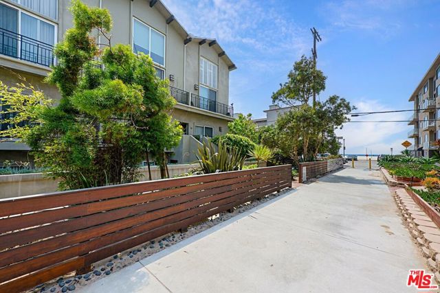 20 1/2 NORTHSTAR Street, Marina del Rey CA: https://media.crmls.org/mediaz/936e6fad-cd28-4bed-ad1d-edffa3556dc5.jpg