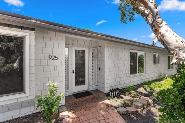 925 Moody Dr, Escondido CA: https://media.crmls.org/mediaz/936f55d6-916c-428d-8973-42b01b583430.jpg