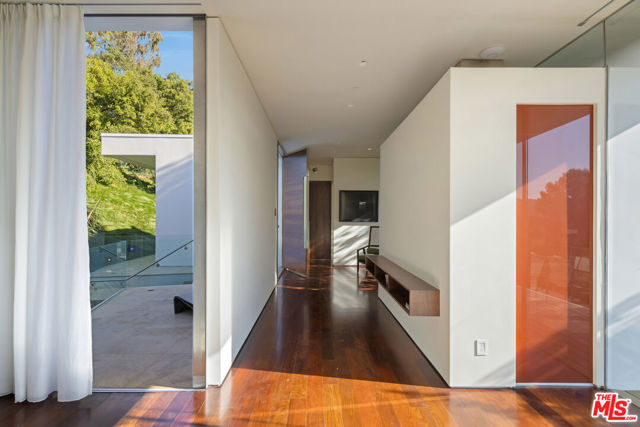 9727 Oak Pass Road, Beverly Hills CA: https://media.crmls.org/mediaz/9370d962-5829-4c59-9915-aadb13f7dac4.jpg