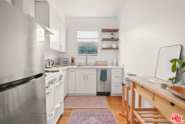 236 S 5th Avenue, Venice CA: https://media.crmls.org/mediaz/9371088d-c451-44d0-b625-a5968a0752a1.jpg