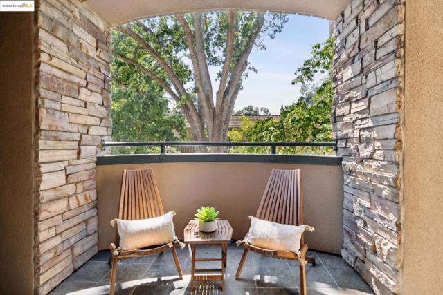 1310 Creekside Dr, Walnut Creek CA: https://media.crmls.org/mediaz/93711d69-3ff0-45f4-aef9-9d12dbc9bd7a.jpg
