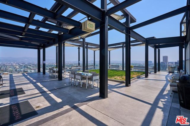 3810 Wilshire Boulevard, Los Angeles CA: https://media.crmls.org/mediaz/93715b61-2e40-4907-9474-d16c8c67770b.jpg