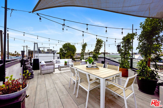 126 Thornton Place, Venice CA: https://media.crmls.org/mediaz/9371f09d-39aa-47cc-8f3d-9d431cf6b4bb.jpg