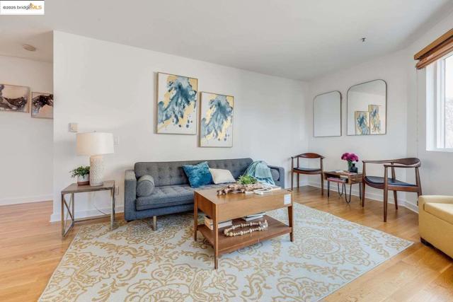 6400 Christie AVE, Emeryville CA: https://media.crmls.org/mediaz/9371fc12-9a91-447b-a736-671701a26f2d.jpg