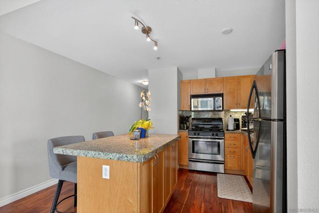 1240 India St, San Diego CA: https://media.crmls.org/mediaz/9372306e-91e1-45bd-9a2f-e0652a41ef69.jpg