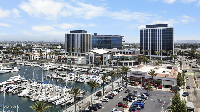 4335 Marina City, Marina del Rey CA: https://media.crmls.org/mediaz/93726f03-10e4-4699-ae40-816188cb1f89.jpg