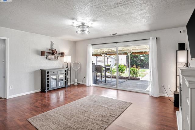 360 Calmace Dr, Dixon CA: https://media.crmls.org/mediaz/9372b80d-420e-4fc9-8be4-b7f1259e3467.jpg