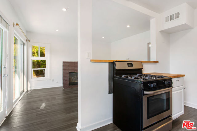 6915 Paseo Del Serra, Los Angeles CA: https://media.crmls.org/mediaz/93733c96-a5ac-44cf-bc9b-fe4a9b55a4fa.jpg