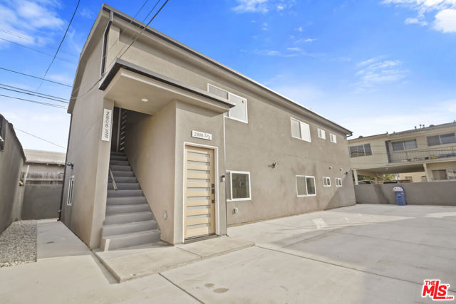 2808 S Cloverdale Avenue, Los Angeles CA: https://media.crmls.org/mediaz/93737d7a-7a61-40c7-97a0-62e35c7338b1.jpg