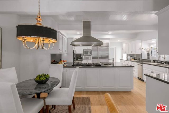 17765 Camino De Yatasto, Pacific Palisades CA: https://media.crmls.org/mediaz/93745c0b-1be5-43d0-af1e-95b177ef7372.jpg