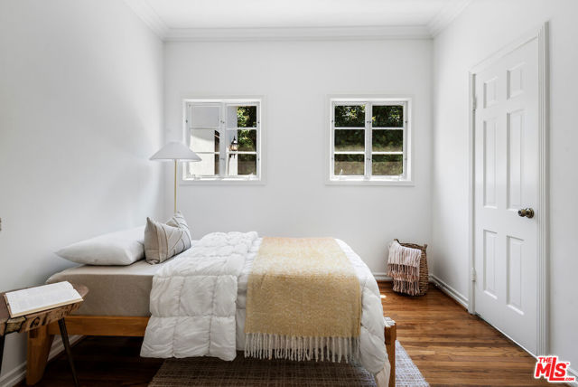 5700 Spring Oak Drive, Los Angeles CA: https://media.crmls.org/mediaz/9374d269-377a-47cb-9b72-162df95688d9.jpg