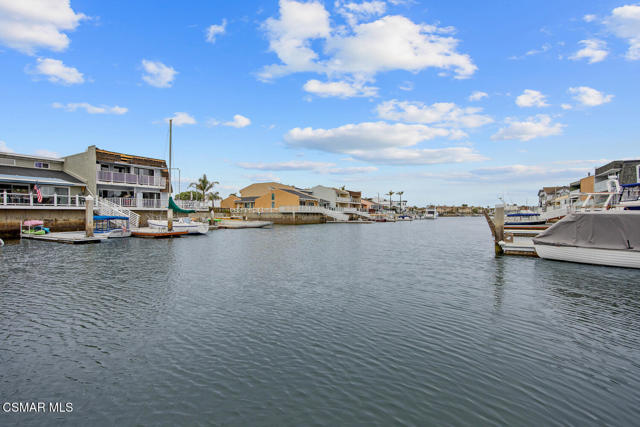 4535 Falkirk Bay, Oxnard CA: https://media.crmls.org/mediaz/9374ff9e-c86c-42e0-90df-c0351a893510.jpg