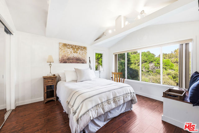 19511 Sunken Trail, Topanga CA: https://media.crmls.org/mediaz/93758e01-944d-44e4-886e-fb977538101e.jpg