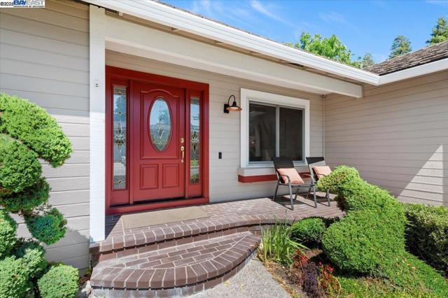 3284 Omega Cir, Pleasanton CA: https://media.crmls.org/mediaz/93779792-f753-4eb3-8da0-e56342b5cf2a.jpg