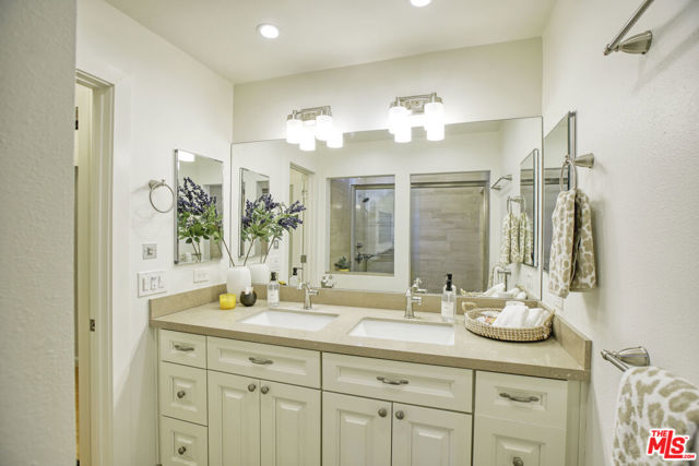 426 S Swall Drive, Beverly Hills CA: https://media.crmls.org/mediaz/93780fe1-8845-4d18-8100-81730f298f24.jpg