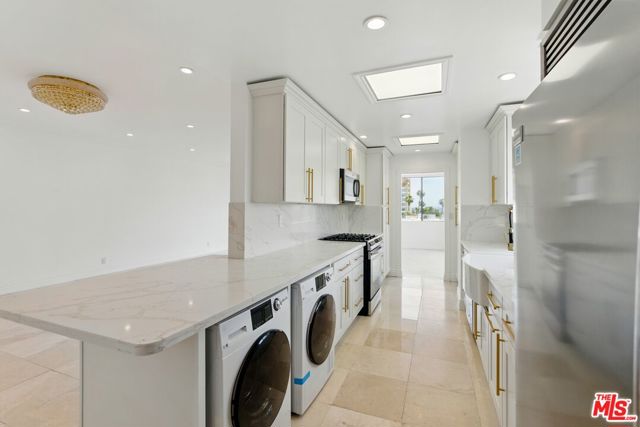 321 N Oakhurst Drive, Beverly Hills CA: https://media.crmls.org/mediaz/937872dc-246f-473a-931b-7ab748c647ec.jpg