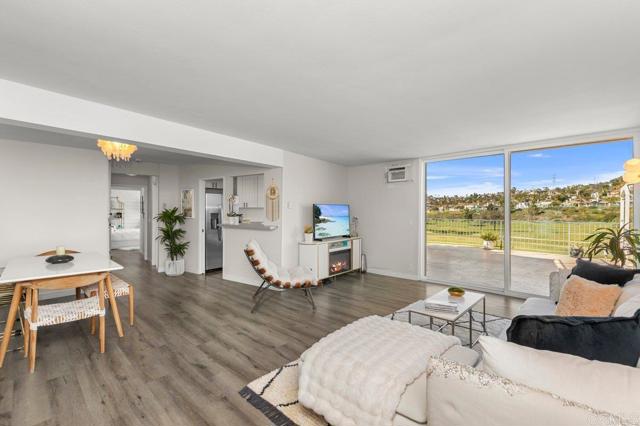 Detail Gallery Image 6 of 36 For 2544 Navarra #12,  Carlsbad,  CA 92009 - 2 Beds | 2 Baths