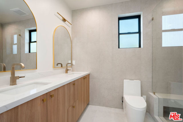 5660 Winnetka Avenue, Woodland Hills CA: https://media.crmls.org/mediaz/9378e65c-e74e-4e62-8b73-39446cda3f2f.jpg