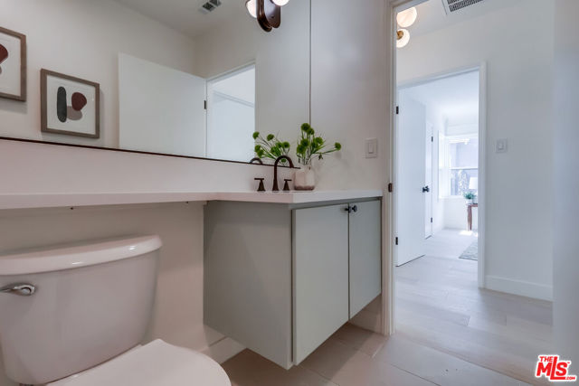 9116 S Wilton Place, Los Angeles CA: https://media.crmls.org/mediaz/937985af-e36e-4390-af51-27128154dc53.jpg