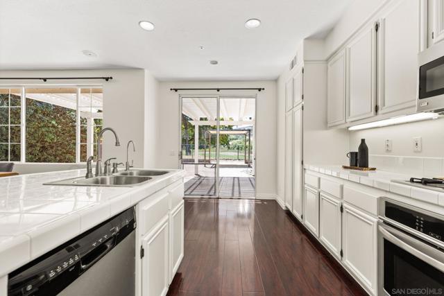 3083 Sprucewood Ln, Escondido CA: https://media.crmls.org/mediaz/937a3252-d99b-4952-84f3-0ad2baad763f.jpg