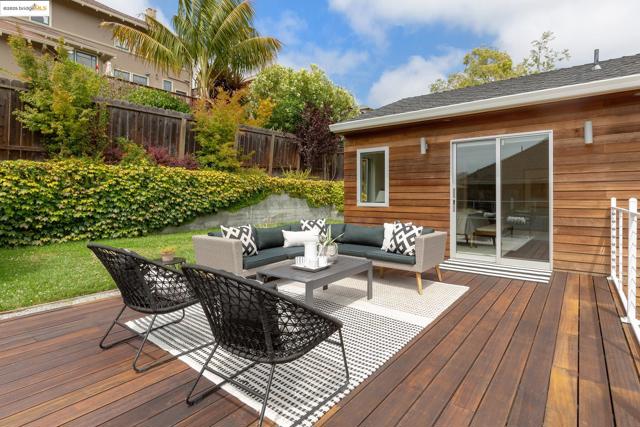 678 Walavista Ave, Oakland CA: https://media.crmls.org/mediaz/937a4f5f-2ad4-4b5d-9f47-5ae1144e5274.jpg