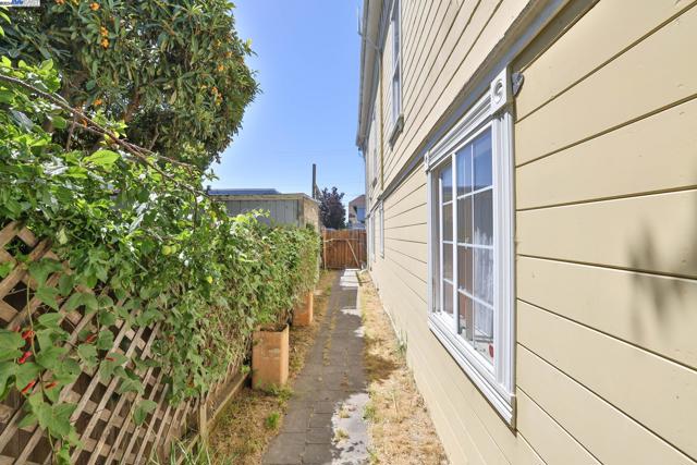 814 30Th St, Oakland, California 94608, 4 Bedrooms Bedrooms, ,2 BathroomsBathrooms,Single Family Residence,For Sale,30Th St,41061164