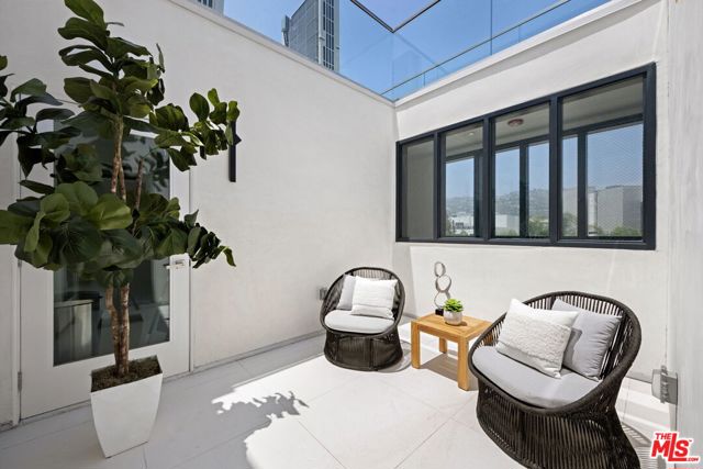 621 N Kings Road, West Hollywood CA: https://media.crmls.org/mediaz/937c750e-b429-4354-aa3d-9e91efcc670d.jpg