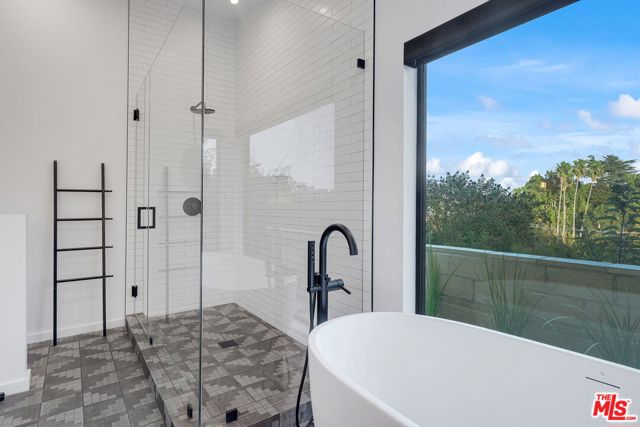 8400 Edwin Drive, Los Angeles CA: https://media.crmls.org/mediaz/937c7938-5d53-48e7-83b7-0d9b992faa4f.jpg