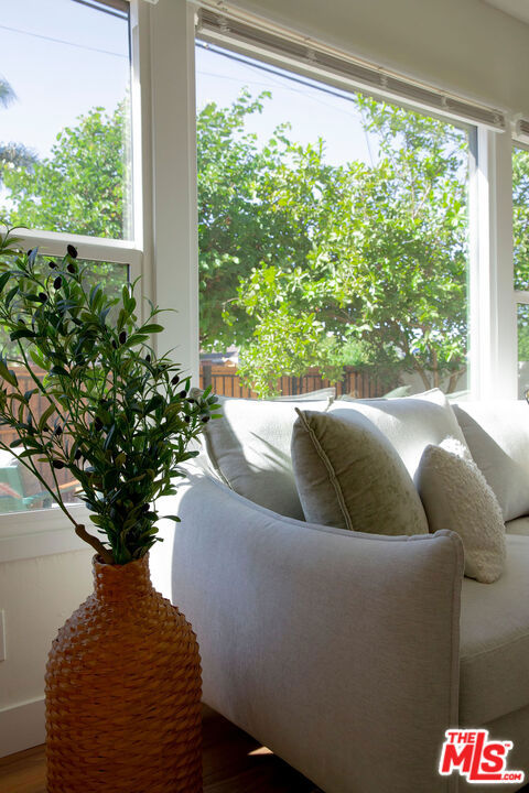 2046 S Burnside Avenue, Los Angeles CA: https://media.crmls.org/mediaz/937e59ac-1a76-4574-93c7-fe82455c7748.jpg