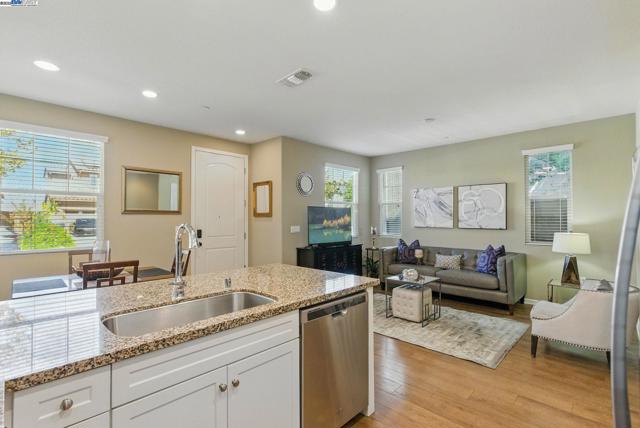841 Fan Palm Ln, Brentwood CA: https://media.crmls.org/mediaz/937f2916-04b8-4e67-bfa4-e5402dc29551.jpg