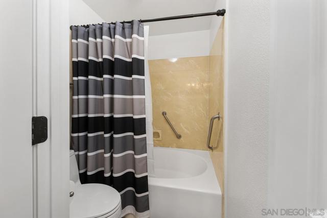 1776 Calle Del Arroyo, San Marcos CA: https://media.crmls.org/mediaz/937f6fe4-80ac-4258-b775-1e7e9434a9ff.jpg
