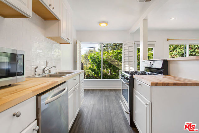 6915 Paseo Del Serra, Los Angeles CA: https://media.crmls.org/mediaz/937f7ce0-0671-4ded-8b57-4a1c3d1c44b0.jpg